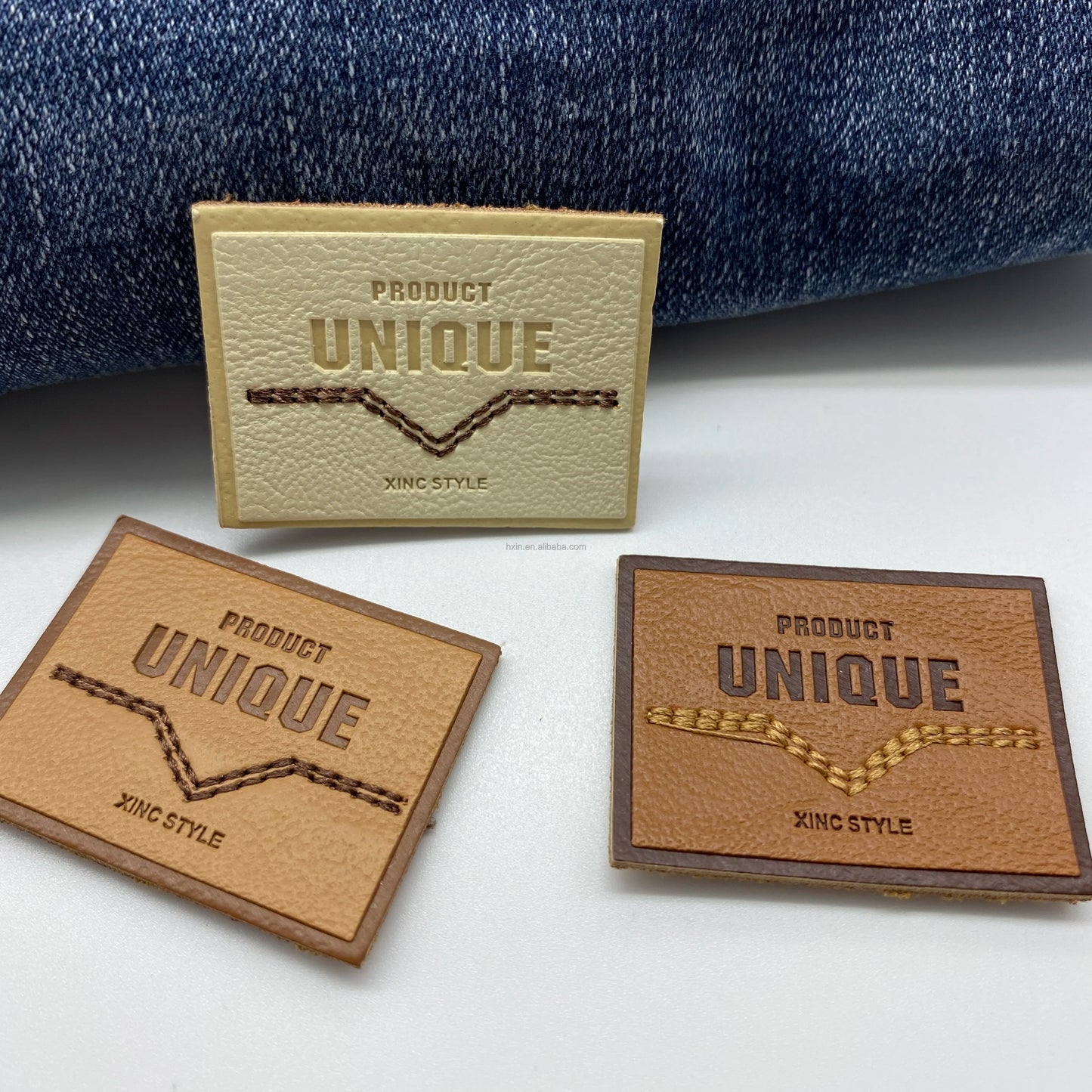 Юқори сифатли махсус ювилиши мумкин бўлган нақшинкор логотип жинси кўйлаги учун ПУ тери ёрлиғи ёрлиғига тикилган