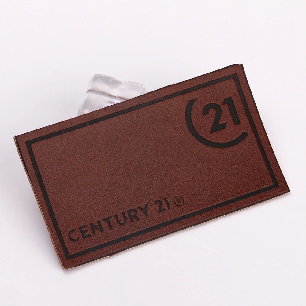 Жинси шимлар учун ямоқ сумкаси ёрлиғи улгуржи махсус чарм ёрлиқлари учун бўрттирма логотипли юқори сифатли махсус ПУ тери ямоқлари тикилган услубда