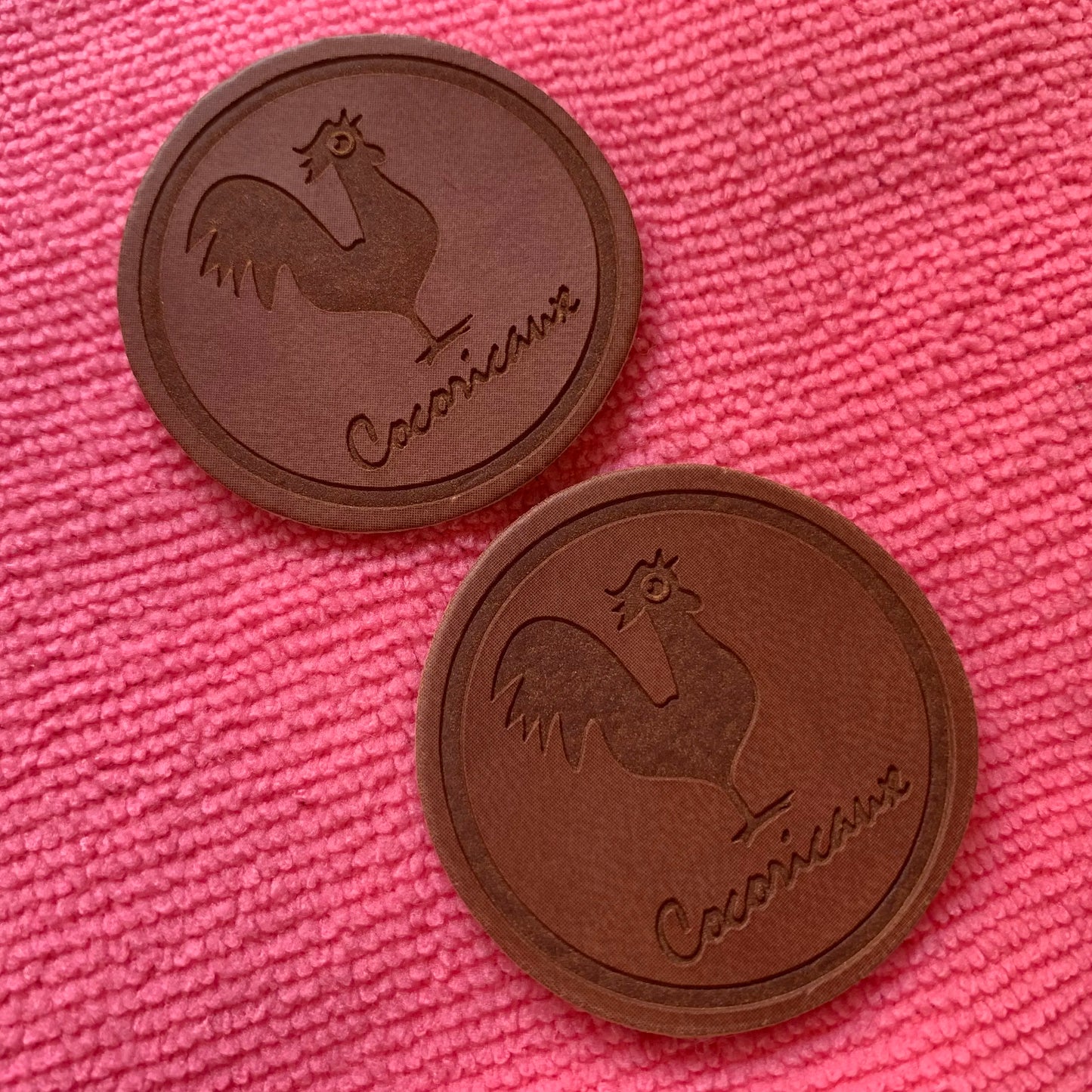 Қўлда ишланган синтетик ПУ сунъий тери патч, махсус жинси шимлар маркаси бўрттирма чарм ёрлиғи