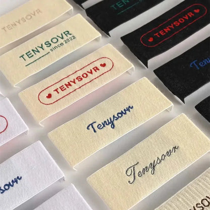 Кийимлар учун махсус шахсий ном логотипи охирида полестер кийим тўқув бўйин ёрлиғи