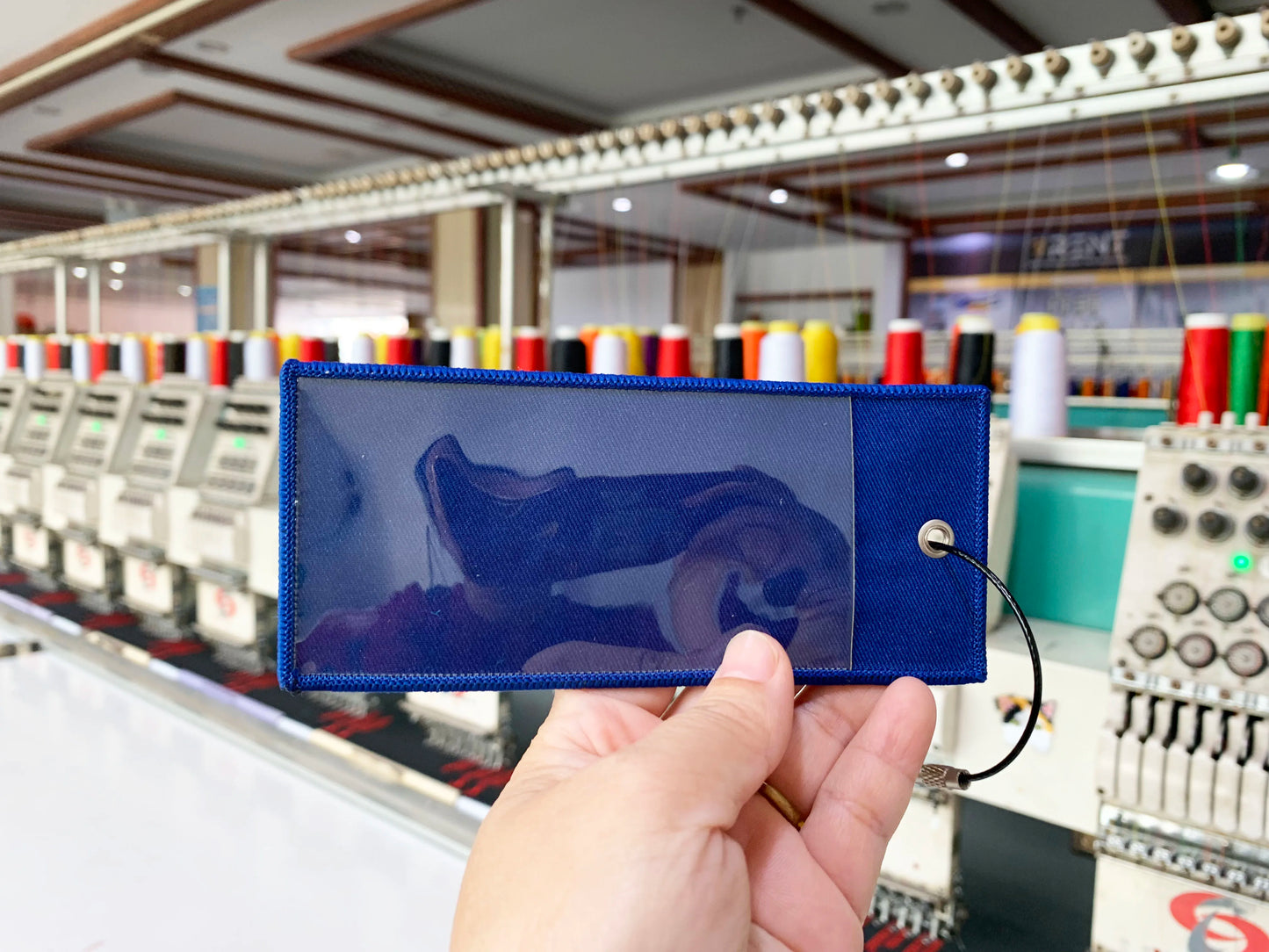 Кийим-кечак қалпоқ ва шляпа учун ёқимли ҳайвонлар каштадўзлик ямоғига тикилган махсус дазмол