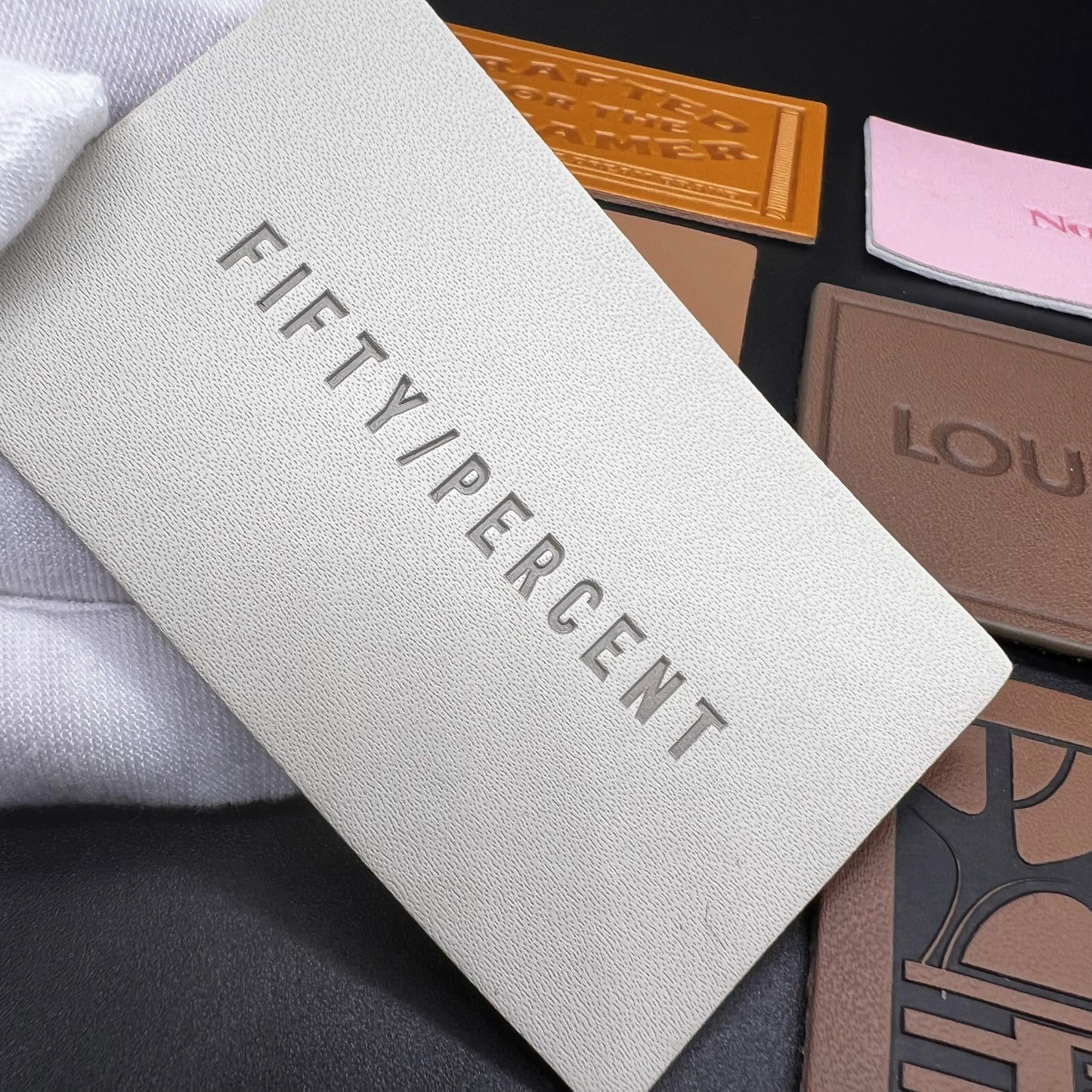 Махсус юқори сифатли пу тери патч бўрттирма чарм кийим ёрлиғи Кийим жинси шляпа учун тери босилган ямоқ