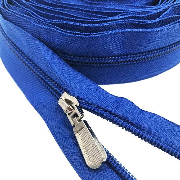 Кийим тикиш аксессуарлари учун махсус логотипли рангли фермуар бобини билан иссиқ сотиладиган нейлон фермуар тортгичи