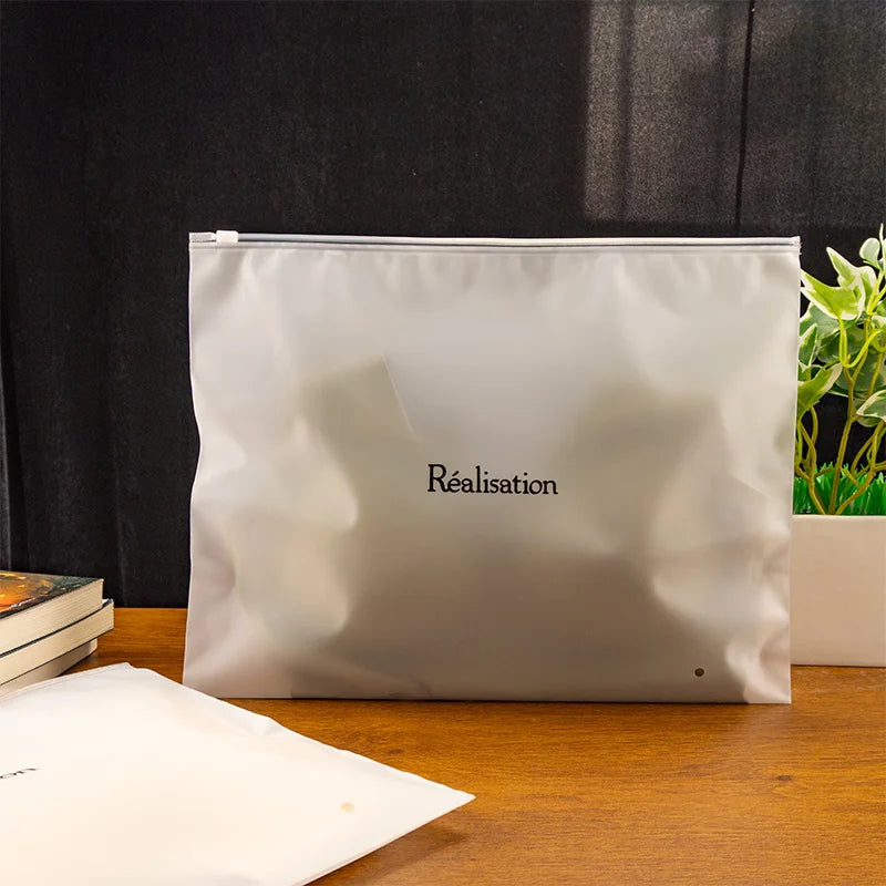 Қайта ишлатиладиган мат сиртли слайдер-зипперли пакет — СПЭ (CPE) материалдан, кийим-бош, аксессуарлар ва гигиена воситаларини қадоқлаш учун мўлжалланган