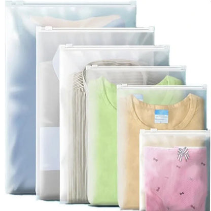 Экологик тоза, қора мат сиртли зипперли пакет — футболка ва кийим-бошни сақлаш учун мўлжалланган. Биологик йўқолувчи материалдан тайёрланади, шахсий лого қўйиш мумкин