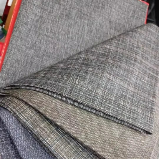 Полиэстер–район TR костюм мати — эркаклар костюми учун равон (plain) тузилишидаги 20% вискоза ва 80% полиэстердан тайёрланган мата