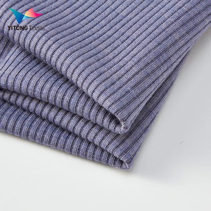 2025 йилги янги трикотаж мода матаси — 35% акрил, 24% вискоза, 34% полиэстер ва 7% спандекс аралашмасидан тўқилган. Юмшоқ, нафас оладиган ва чўзиладиган материал бўлиб, аёллар учун баланд ёқали базавий кийимларда ишлатиш учун идеал танлов