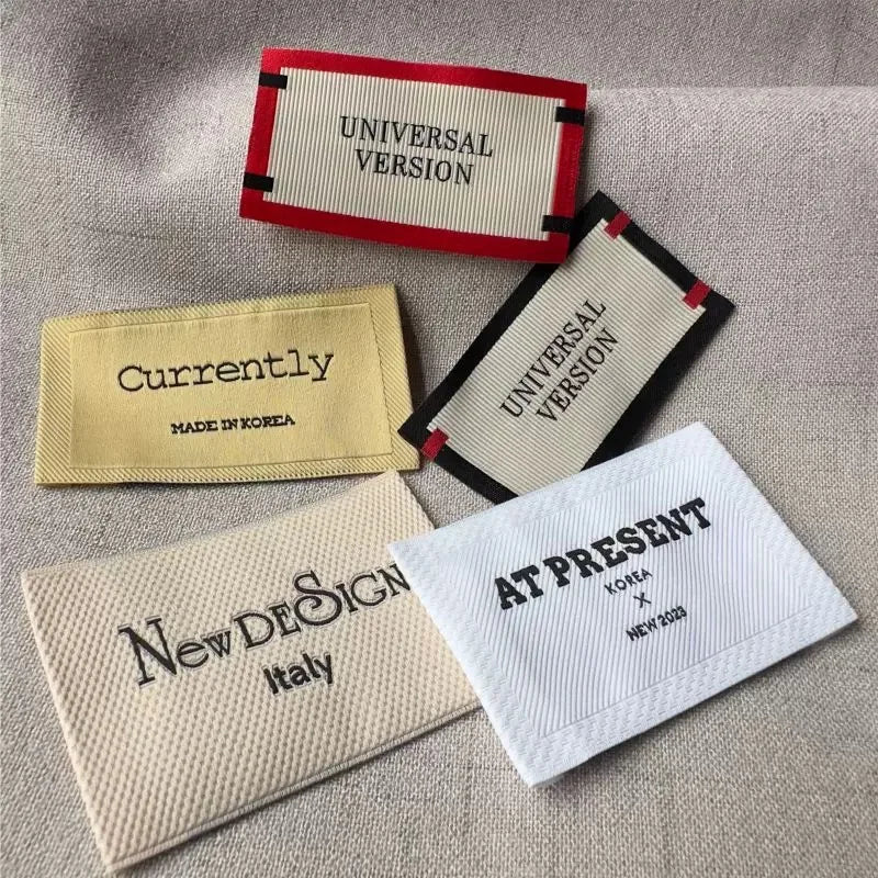 Кийимлар учун махсус шахсий ном логотипи охирида полестер кийим тўқув бўйин ёрлиғи