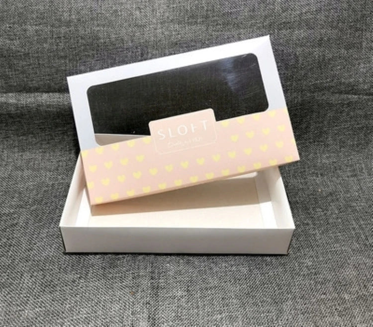 Кастом тайёрланган, нафис, қайта ишланган материалдан ясалган 4–5 дона ич кийим  жойлашадиган қадоқ қути.