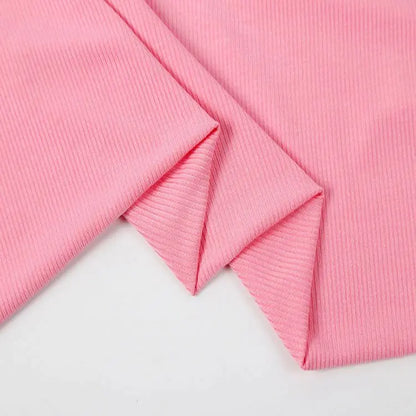 Оммабоп сотувдаги икки томонлама чўзиладиган 2x2 риб (чизиқли) мата — 40S ипли текис вискоза-спандекс аралашмаси. Манжет, ёқалар ва кийим қирралари учун мос