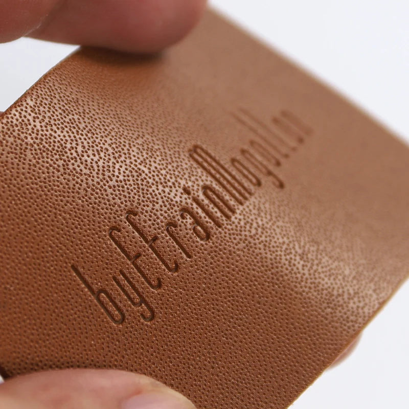 Шляпалар учун махсус жинси тери патч Блинд Эмбосс логотипи ПУ чарм патч