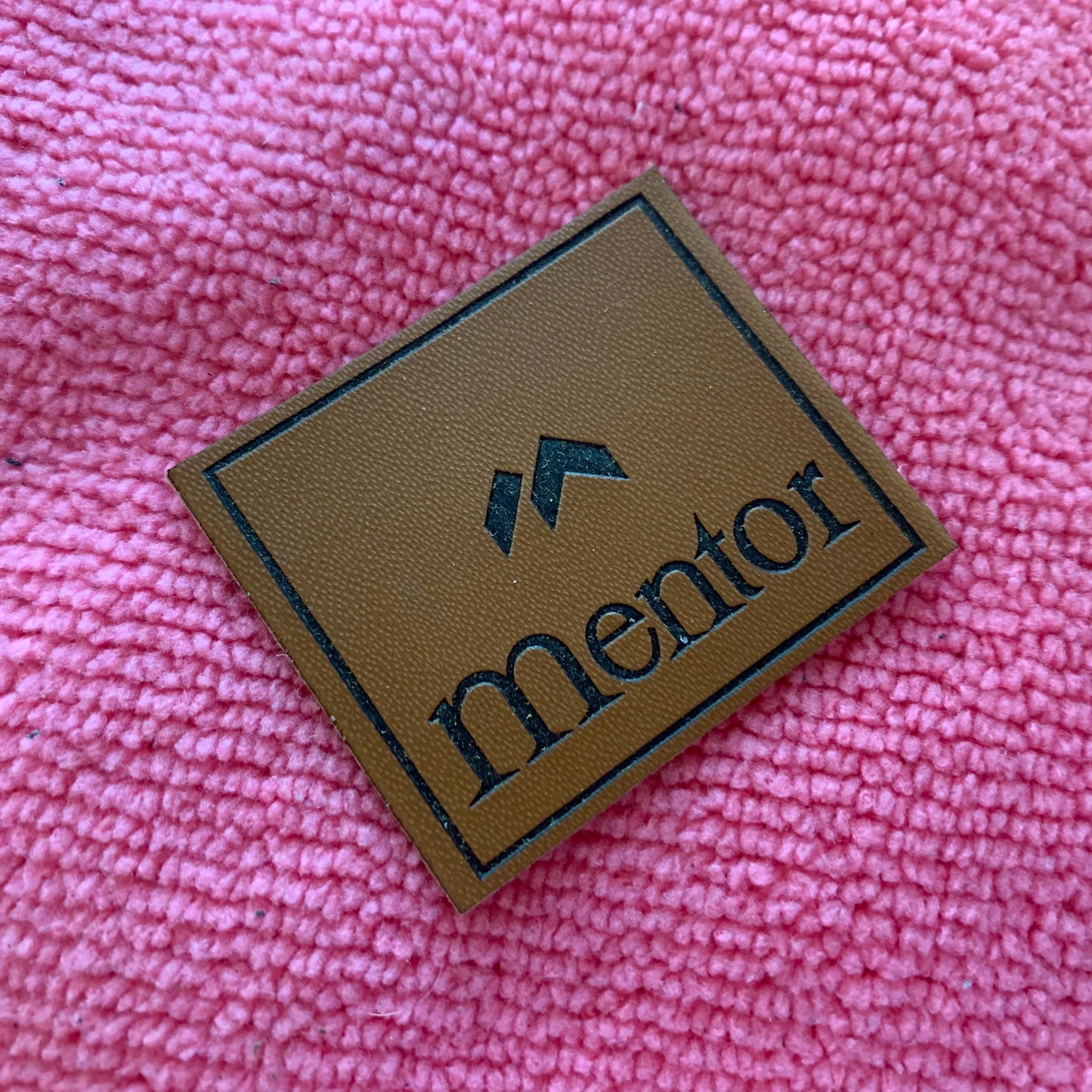 Қўлда ишланган синтетик ПУ сунъий тери патч, махсус жинси шимлар маркаси бўрттирма чарм ёрлиғи