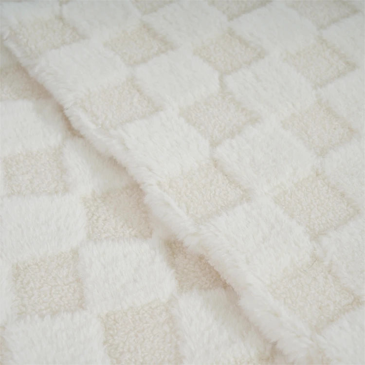 Оптом сотиладиган 10 мм ли сеткали (тўрли тузилишидаги) жуда юмшоқ сунъий плюш мех мата — кийимлар учун мўлжалланган