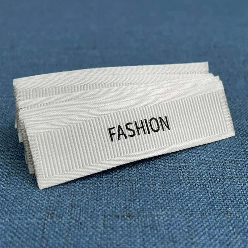 Ўз-ўзидан ёпиштирувчи  тўқув ёрлиқлари логотиплари Кийим учун босилган ёрлиқлар Пахта мослаштирилган кийим ёрлиқлари