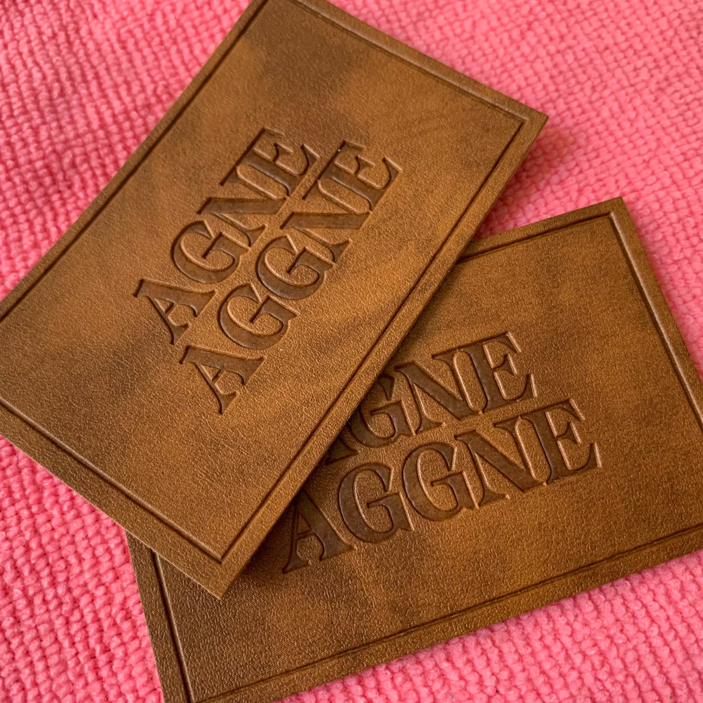 Қўлда ишланган синтетик ПУ сунъий тери патч, махсус жинси шимлар маркаси бўрттирма чарм ёрлиғи