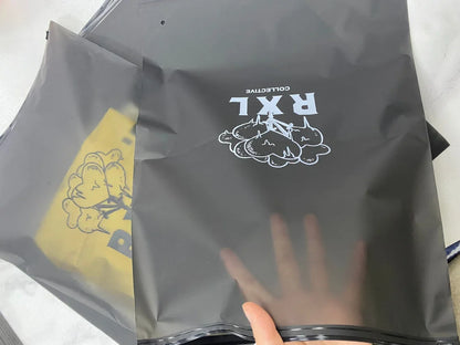 Кастом босмага эга, юқори сифатли мат қора зипперли пакет — тўғридан-тўғри фабрикадан, кийим-бошни қадоқлаш учун мўлжалланган, лого қўйиш имкониятига эга.