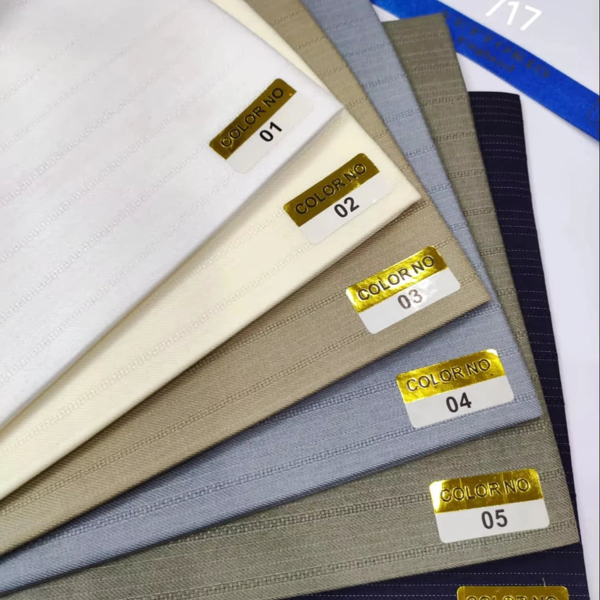 Полиэстер–район TR костюм мати — эркаклар костюми учун равон (plain) тузилишидаги 20% вискоза ва 80% полиэстердан тайёрланган мата