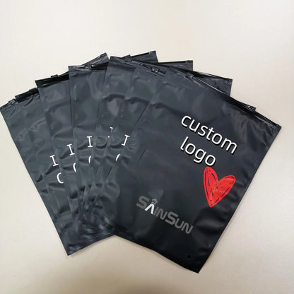 Кастом шаффоф пластик кийим-бош учун зиплок пакет — мат сиртли зипперли қопча, лого қўйиш имконияти билан