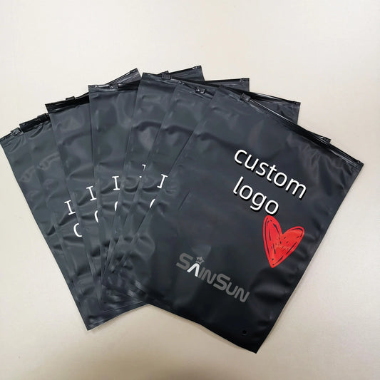 Кастом шаффоф пластик кийим-бош учун зиплок пакет — мат сиртли зипперли қопча, лого қўйиш имконияти билан