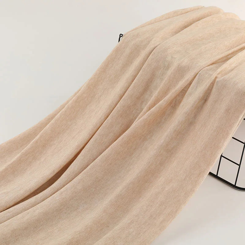 180 г/м² зичликдаги жун ва спандекс аралашмасидан тўқилган трикотаж мата — 40S ипли енгил ва юмшоқ бўялган материал. Футболка, жилет ва базавий кийим қатламлари (underlayer) учун мос