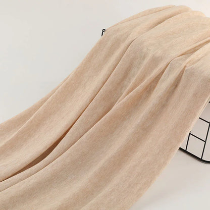 180 г/м² зичликдаги жун ва спандекс аралашмасидан тўқилган трикотаж мата — 40S ипли енгил ва юмшоқ бўялган материал. Футболка, жилет ва базавий кийим қатламлари (underlayer) учун мос