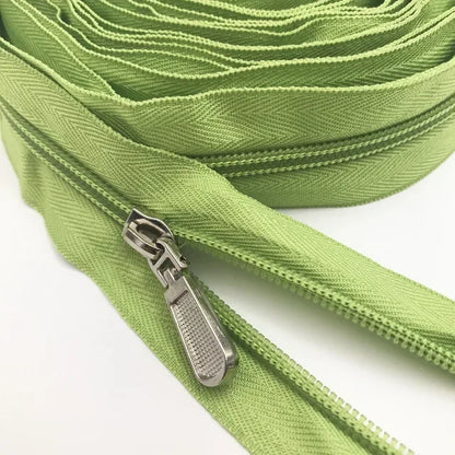 Кийим тикиш аксессуарлари учун махсус логотипли рангли фермуар бобини билан иссиқ сотиладиган нейлон фермуар тортгичи