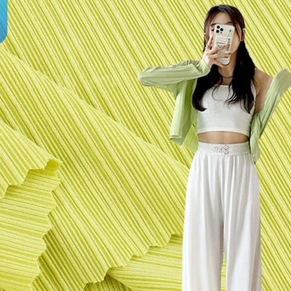 Янги баҳор/ёз мавсуми учун муздек ефектли ипаксимон плиссирланган (қиррали) чизиқли трикотаж мата — 4 томонлама чўзиладиган стрейч тузилиши билан, футболка ва сарафанлар учун мос