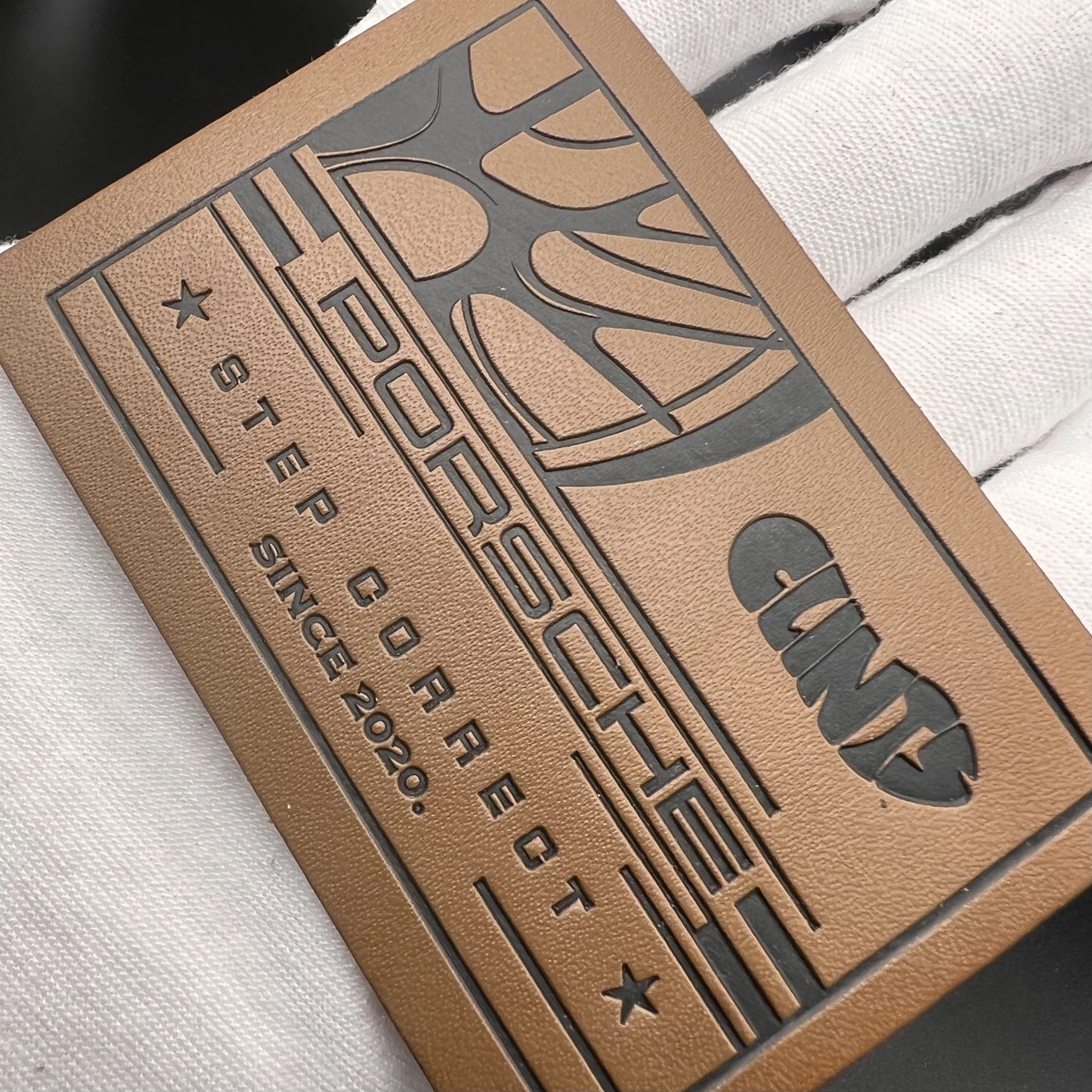 Махсус юқори сифатли пу тери патч бўрттирма чарм кийим ёрлиғи Кийим жинси шляпа учун тери босилган ямоқ