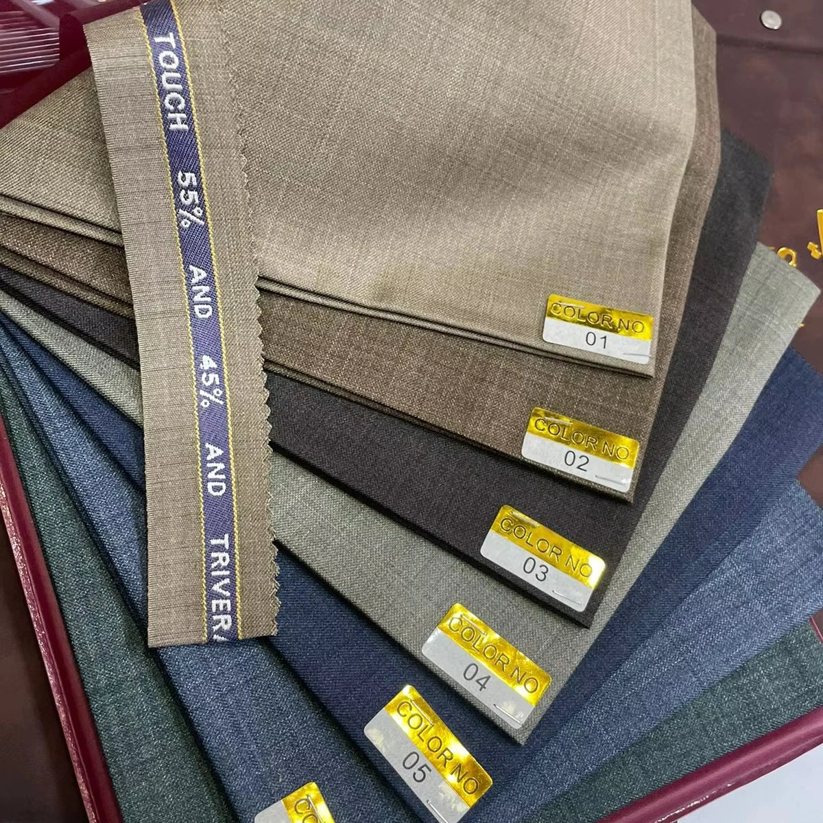 Полиэстер–район TR костюм мати — эркаклар костюми учун равон (plain) тузилишидаги 20% вискоза ва 80% полиэстердан тайёрланган мата