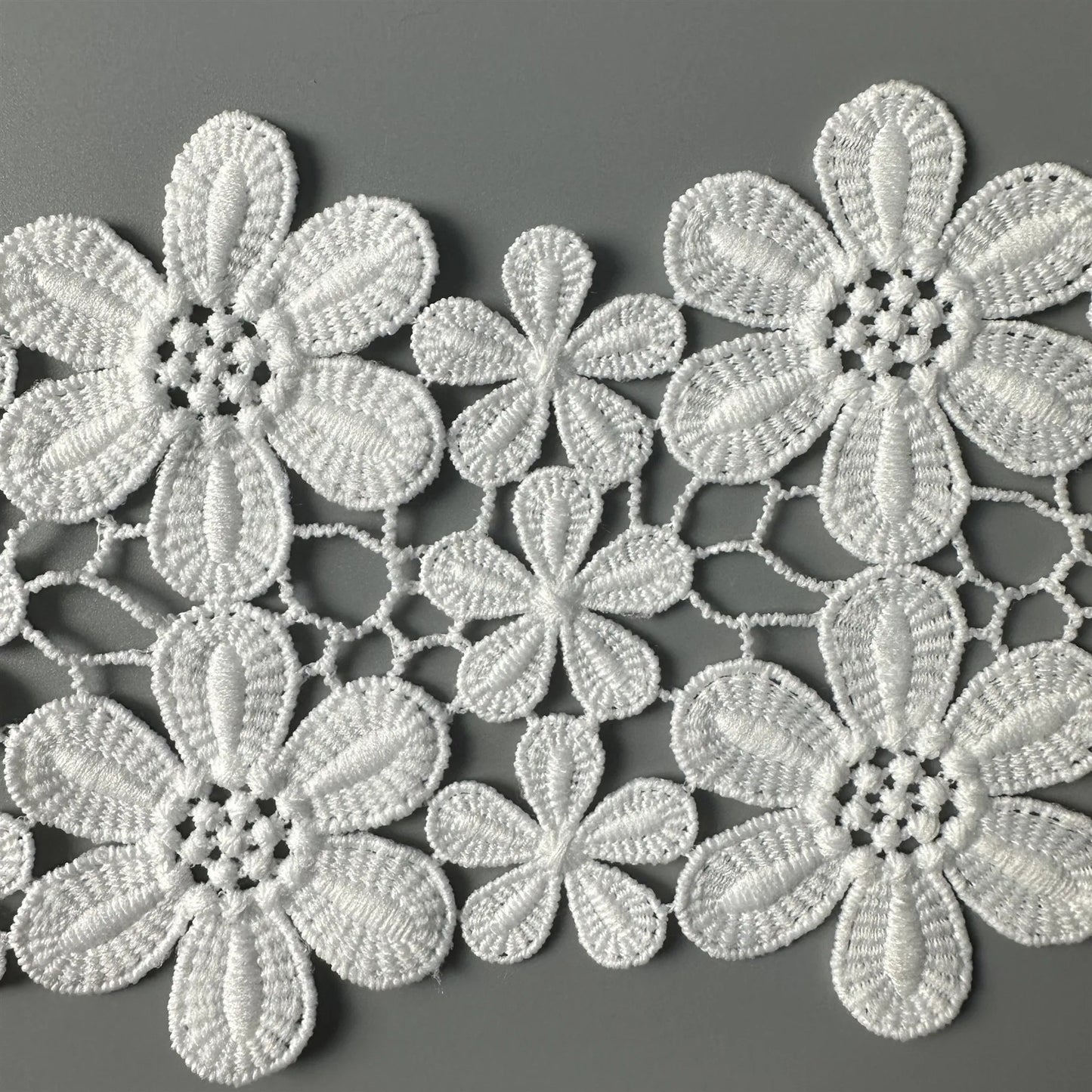 Юқори сифатли полестер 11СМ кенгликдаги қора/оқ ипак гулли гипур каштадўзлик тўрли трим либослар учун