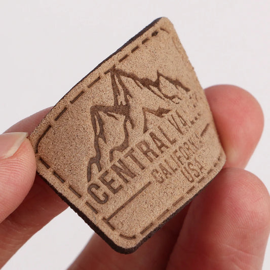 Жинси шимлар учун ямоқ сумкаси ёрлиғи улгуржи махсус чарм ёрлиқлари учун бўрттирма логотипли юқори сифатли махсус ПУ тери ямоқлари тикилган услубда