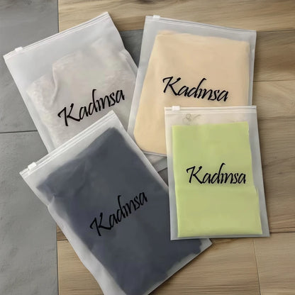 Бренд логоси қўйилган, қайта ишлатиладиган зиплок пакет — кийим-бошни қадоқлаш учун мўлжалланган мат сиртли пластик пакет