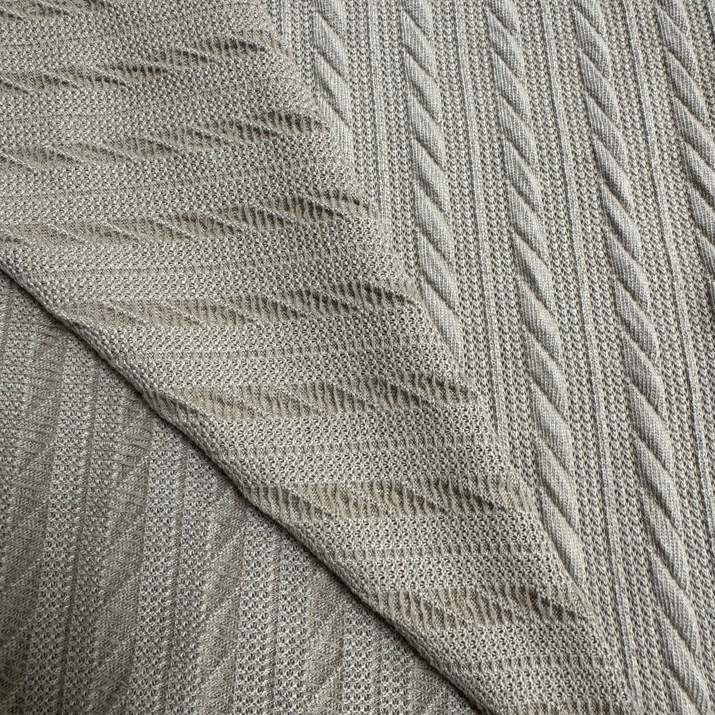 Трикотаж жаккард, оғир вазнли, ипдан бўялган 100% полиэстер — йирик игнали тузилишига эга кийим матоси. Қизлар кийими учун оптом (MY03#)