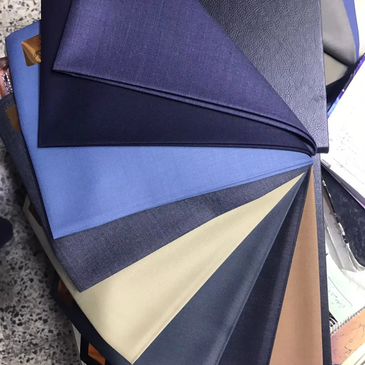 Полиэстер–район TR костюм мати — эркаклар костюми учун равон (plain) тузилишидаги 20% вискоза ва 80% полиэстердан тайёрланган мата