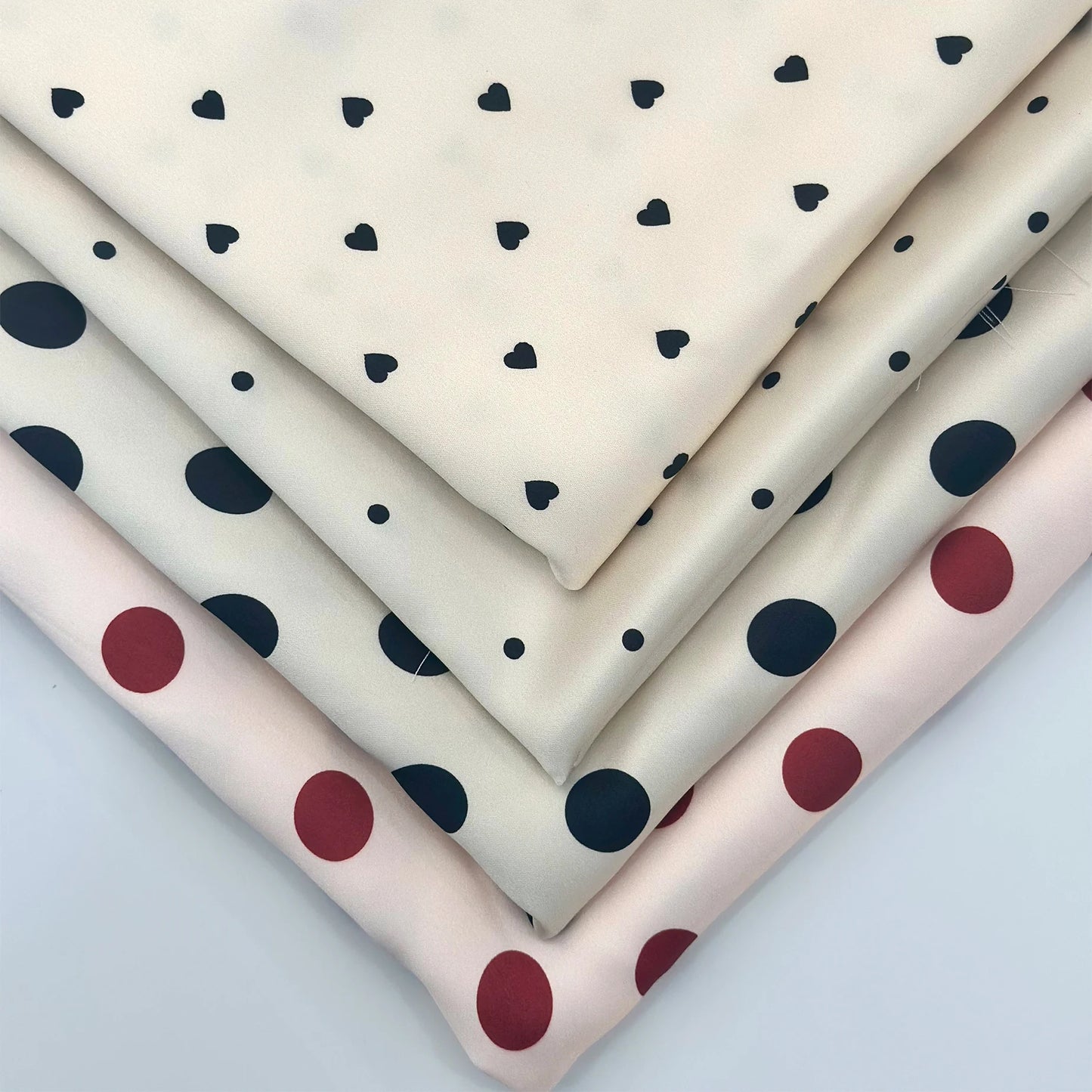 YY кам миқдордаги (MOQ) буюртмалар учун мос, индивидуал дизайнли, горошок (polka dot) нақшли 100% полиэстер мато — аёллар кийими ва кўйлак тикиш учун рақамли принтли (digital printing) сатин мато