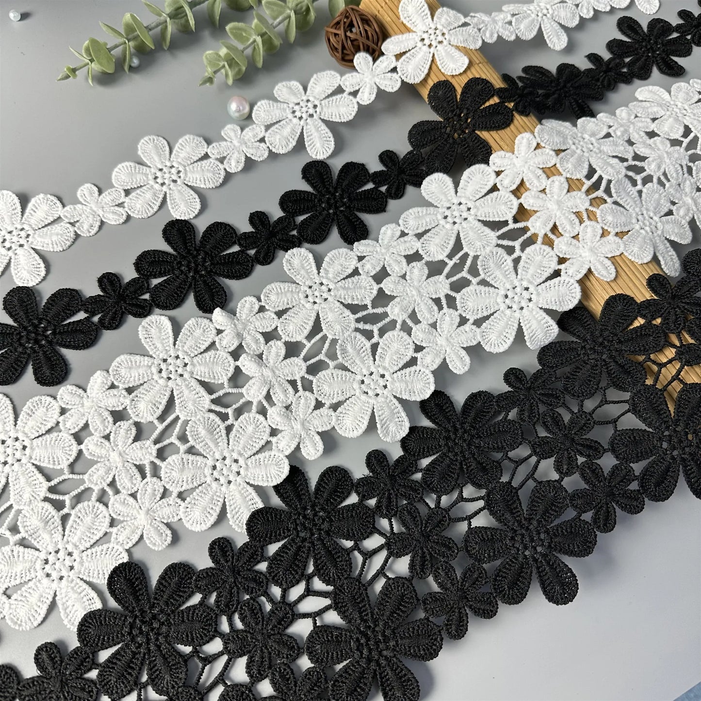 Юқори сифатли полестер 11СМ кенгликдаги қора/оқ ипак гулли гипур каштадўзлик тўрли трим либослар учун