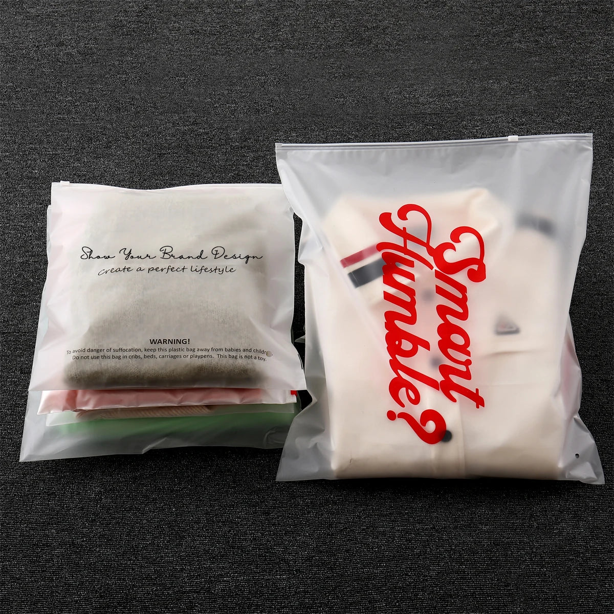 Кастом мат сиртли ПЭ зипперли, қайта ишлатиладиган зиплок пакет — кийим-бош учун мўлжалланган, лого босиш имкониятига эга совуқ кўринишли пластик қадоқлаш қопчаси.