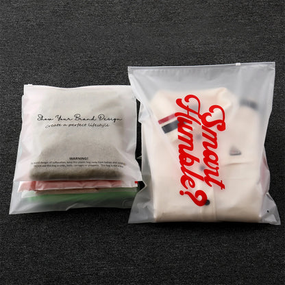 Кастом мат сиртли ПЭ зипперли, қайта ишлатиладиган зиплок пакет — кийим-бош учун мўлжалланган, лого босиш имкониятига эга совуқ кўринишли пластик қадоқлаш қопчаси.