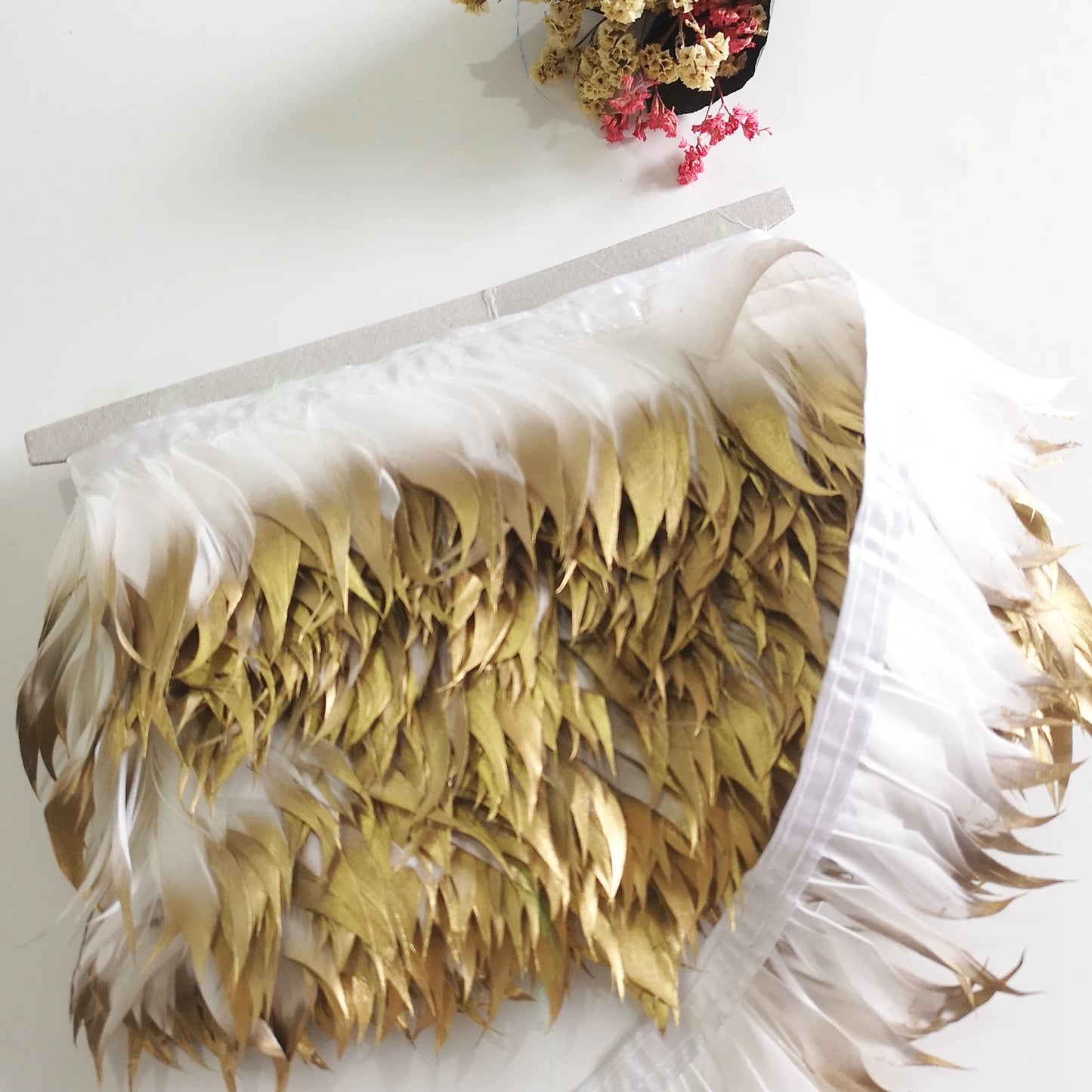 Оқ олтин билан бўялган туркий патларни улгуржи савдоси Коктейль тўй безаклари учун туклар безаклари ва чеккалари