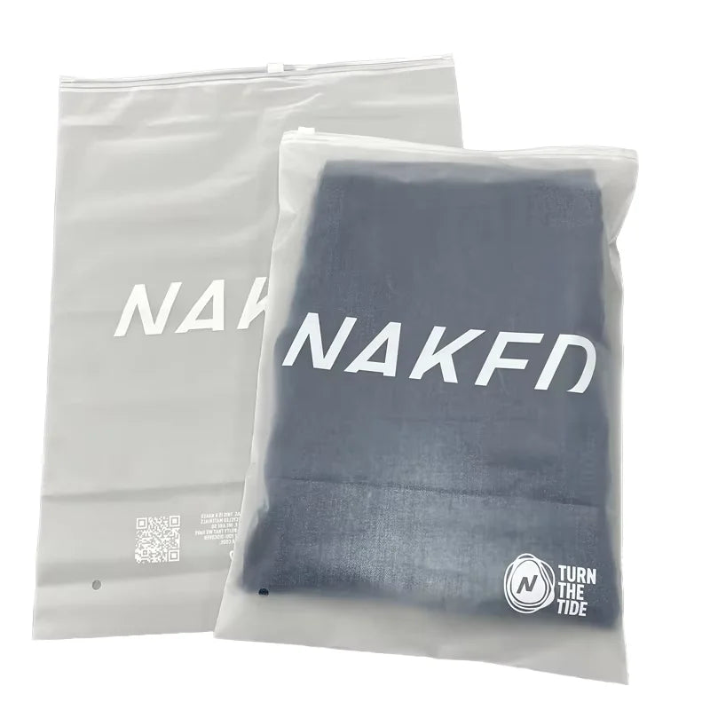 Бренд логоси қўйилган, қайта ишлатиладиган зиплок пакет — кийим-бошни қадоқлаш учун мўлжалланган мат сиртли пластик пакет