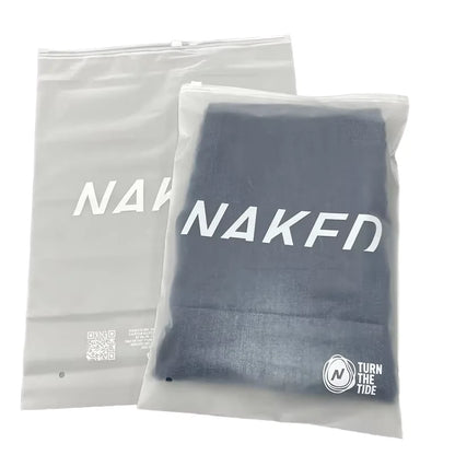 Бренд логоси қўйилган, қайта ишлатиладиган зиплок пакет — кийим-бошни қадоқлаш учун мўлжалланган мат сиртли пластик пакет