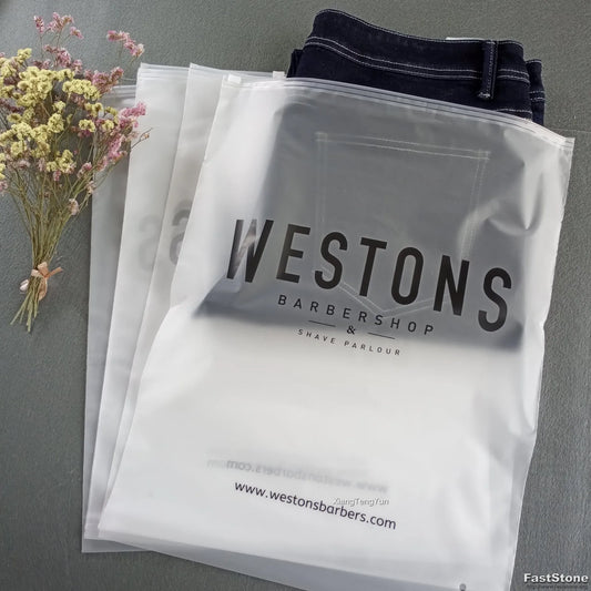 Юқори сифатли, мат сиртли, экологик тоза, сув ўтказмайдиган зипперли пакет — кийим-бошни қадоқлаш учун мўлжалланган. Лого қўйиш мумкин, қайта ишлатилади ва био-йўқолувчи материалдан тайёрланган.