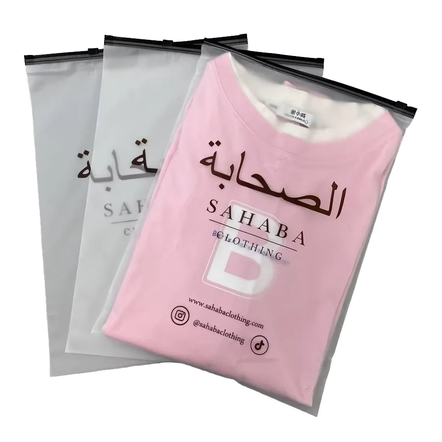 Бренд логоси қўйилган, қайта ишлатиладиган зиплок пакет — кийим-бошни қадоқлаш учун мўлжалланган мат сиртли пластик пакет