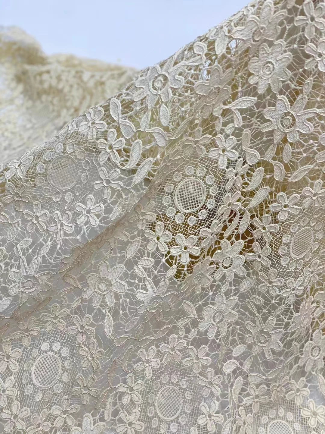 Либослар учун юқори сифатли гипур шнурли дантелли мато