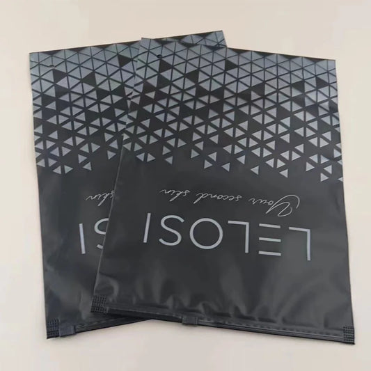 Экологик тоза, қора мат сиртли зипперли пакет — футболка ва кийим-бошни сақлаш учун мўлжалланган. Биологик йўқолувчи материалдан тайёрланади, шахсий лого қўйиш мумкин