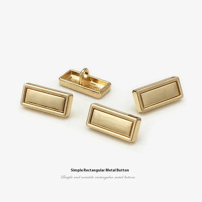 Оддий костюм ва пальто тугмаси — экологик тоза, металл тусли олтин рангдаги тўртбурчак шаклли декоратив тугма. Кийим учун аксессуар сифатида ишлатилади. Платировка (юза қопламаси) билан ясалган