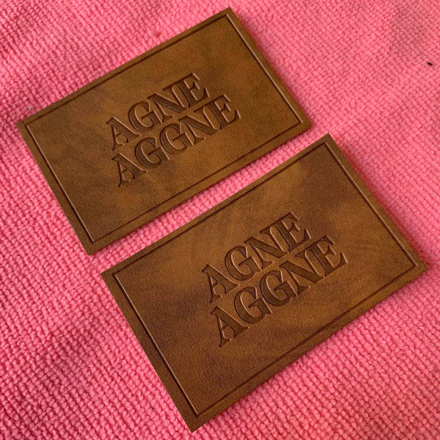 Қўлда ишланган синтетик ПУ сунъий тери патч, махсус жинси шимлар маркаси бўрттирма чарм ёрлиғи