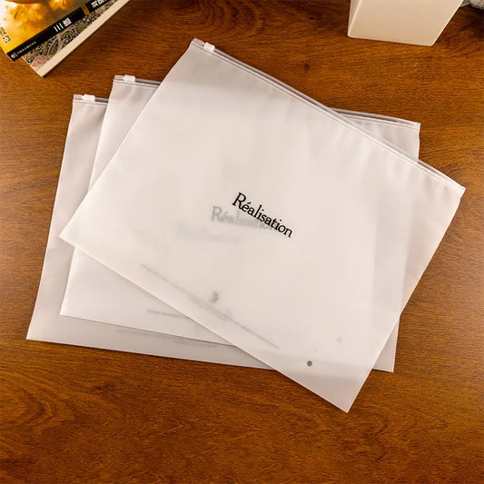 Қайта ишлатиладиган мат сиртли слайдер-зипперли пакет — СПЭ (CPE) материалдан, кийим-бош, аксессуарлар ва гигиена воситаларини қадоқлаш учун мўлжалланган