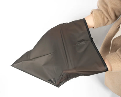 Кастом босмага эга, юқори сифатли мат қора зипперли пакет — тўғридан-тўғри фабрикадан, кийим-бошни қадоқлаш учун мўлжалланган, лого қўйиш имкониятига эга.