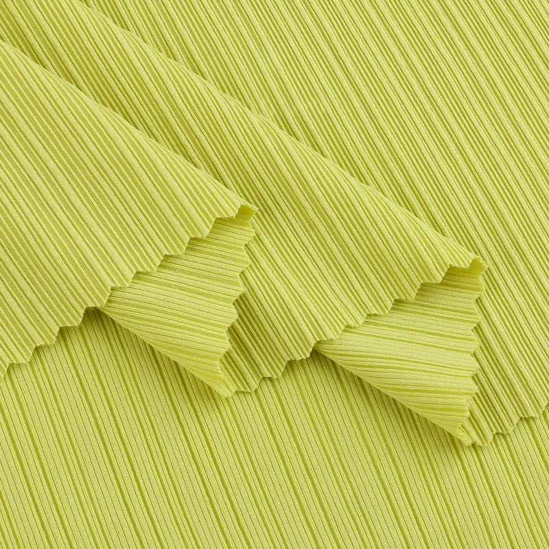 Янги баҳор/ёз мавсуми учун муздек ефектли ипаксимон плиссирланган (қиррали) чизиқли трикотаж мата — 4 томонлама чўзиладиган стрейч тузилиши билан, футболка ва сарафанлар учун мос